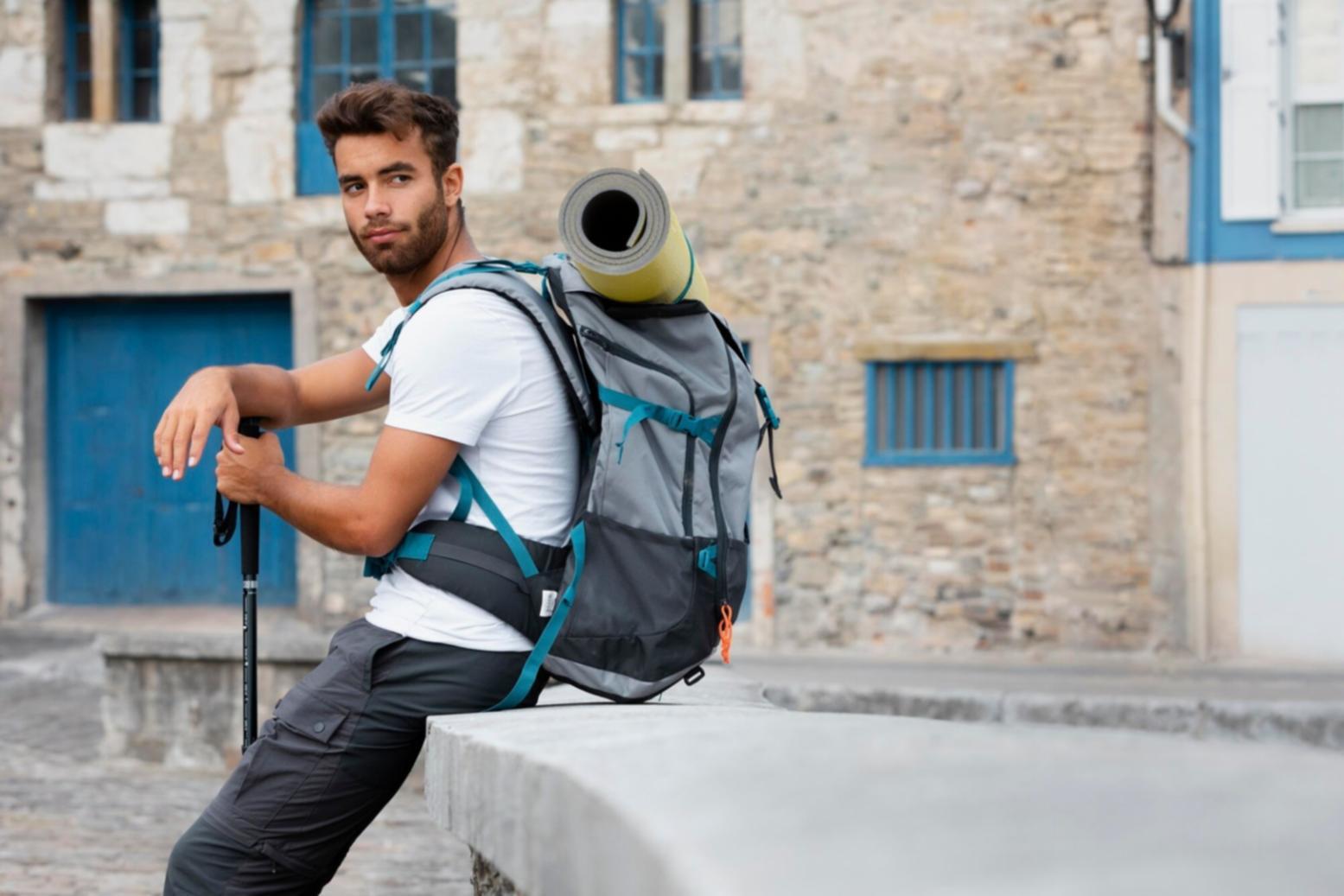 Réunion de travail avec documents comptables et ordinateur portable
