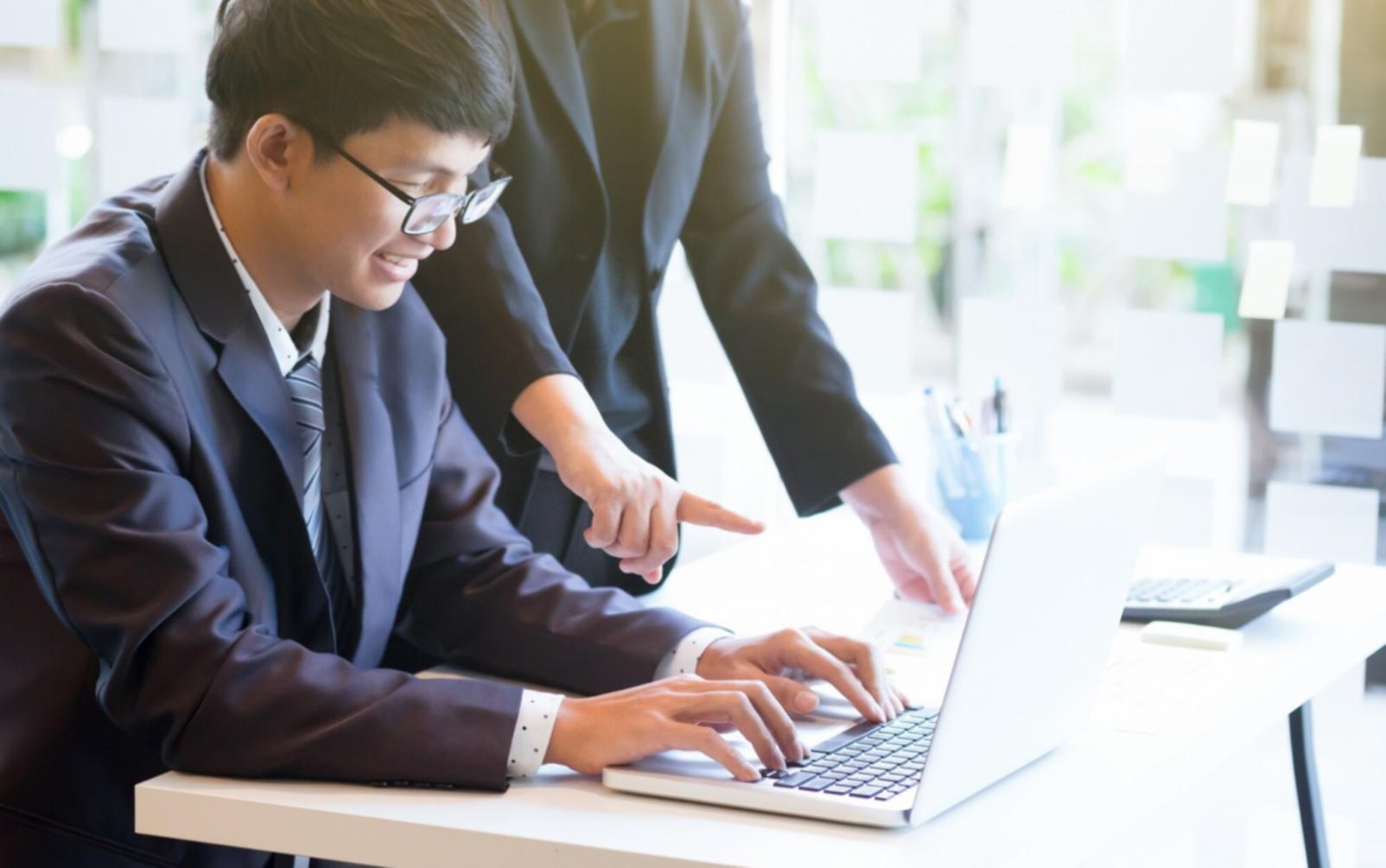 Professionnel organisant des documents financiers dans un bureau moderne